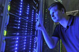 STRATO employee getting ready to exchange a hard disk of HiDrive online storage platform